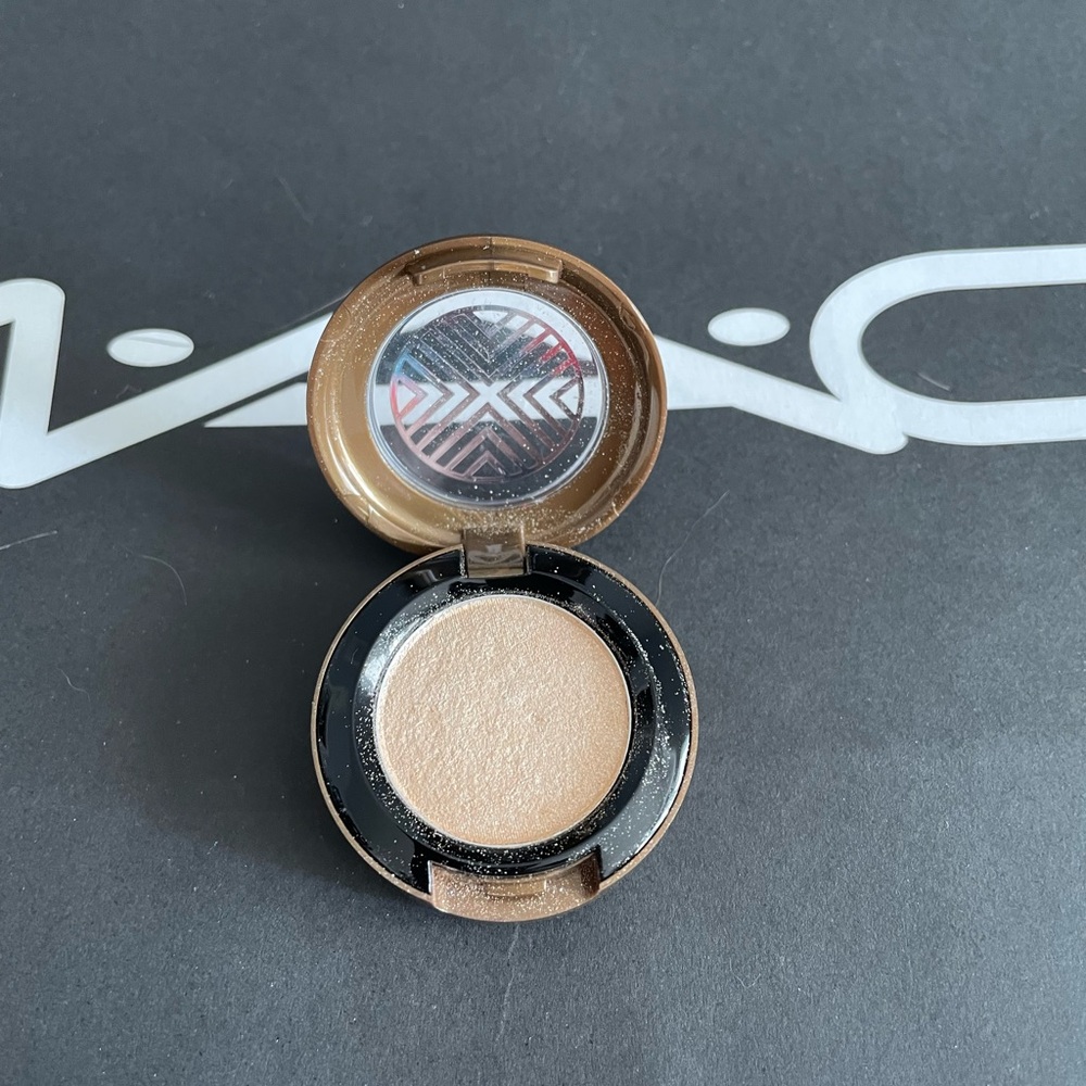 MAC Eyeshadow in Soft Force (Discontinued)